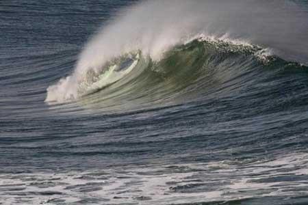 افزایش ارتفاع موج تا 3 متر در دریای خزر ، شنا ممنوع شود
