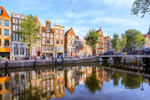راهنمای سفر به آمستردام ، مرکز رنگارنگ هلند